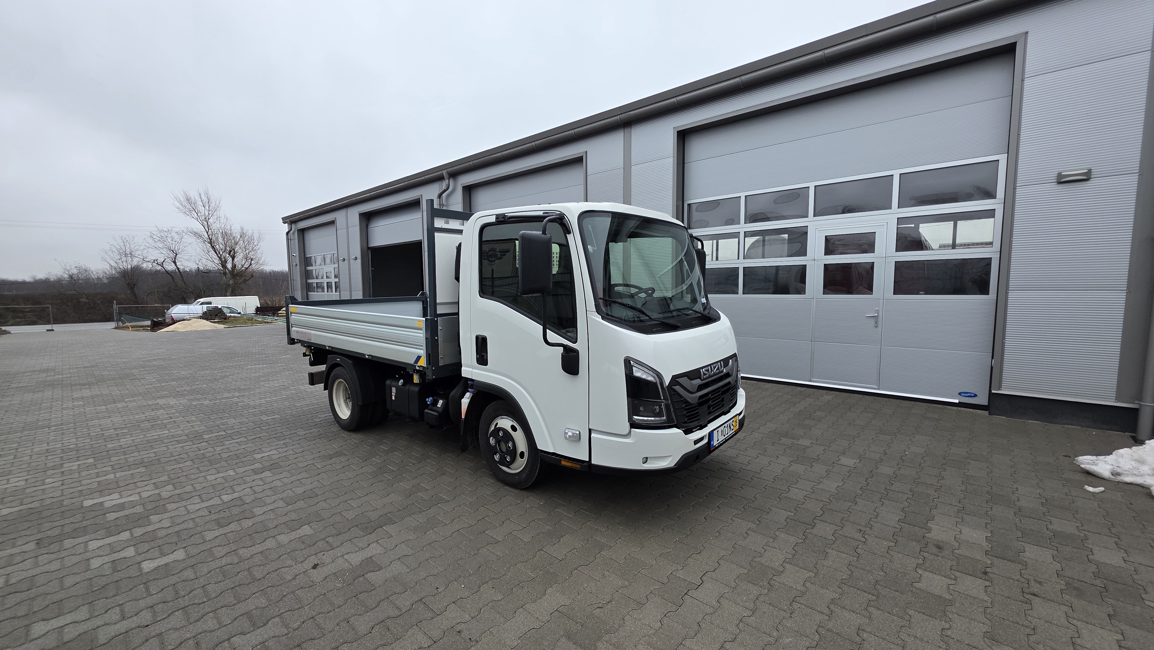 Isuzu M21 billencs ISUZU NLR87 jarmu eleje jobb oldalrol