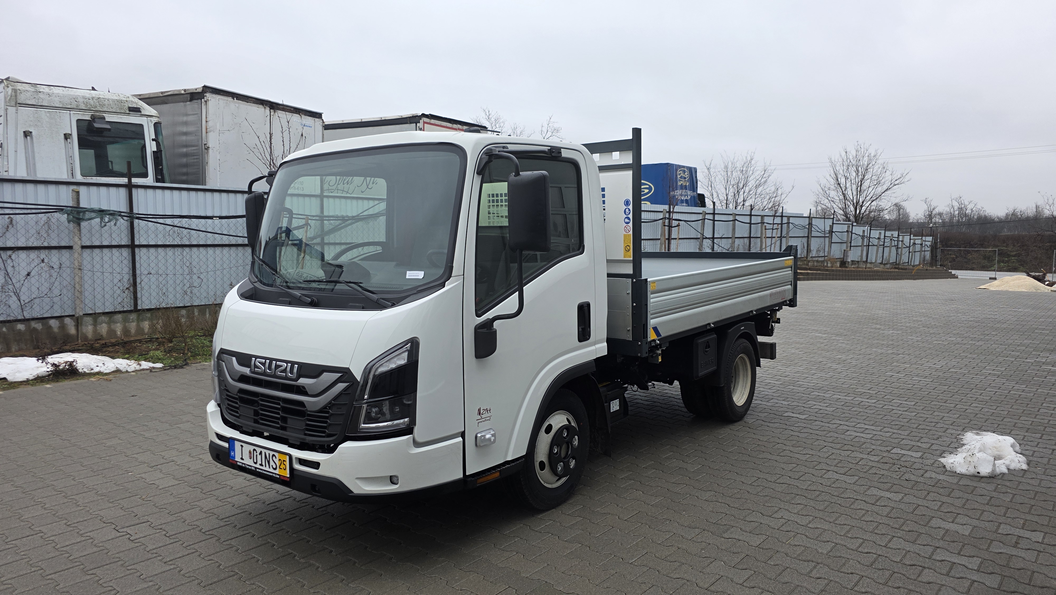 Isuzu M21 billencs ISUZU NLR87 a jarmu eleje bal oldalrol