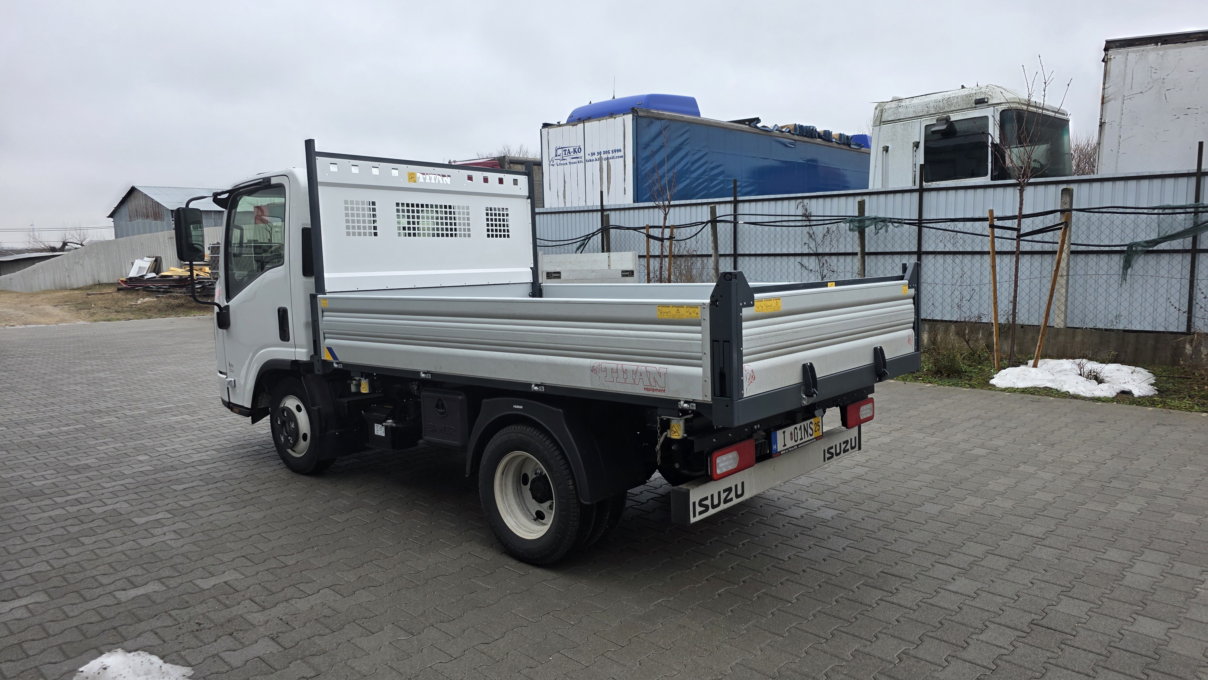 Isuzu M21 billencs ISUZU NLR87 a titan felepitmeny bal hatulja
