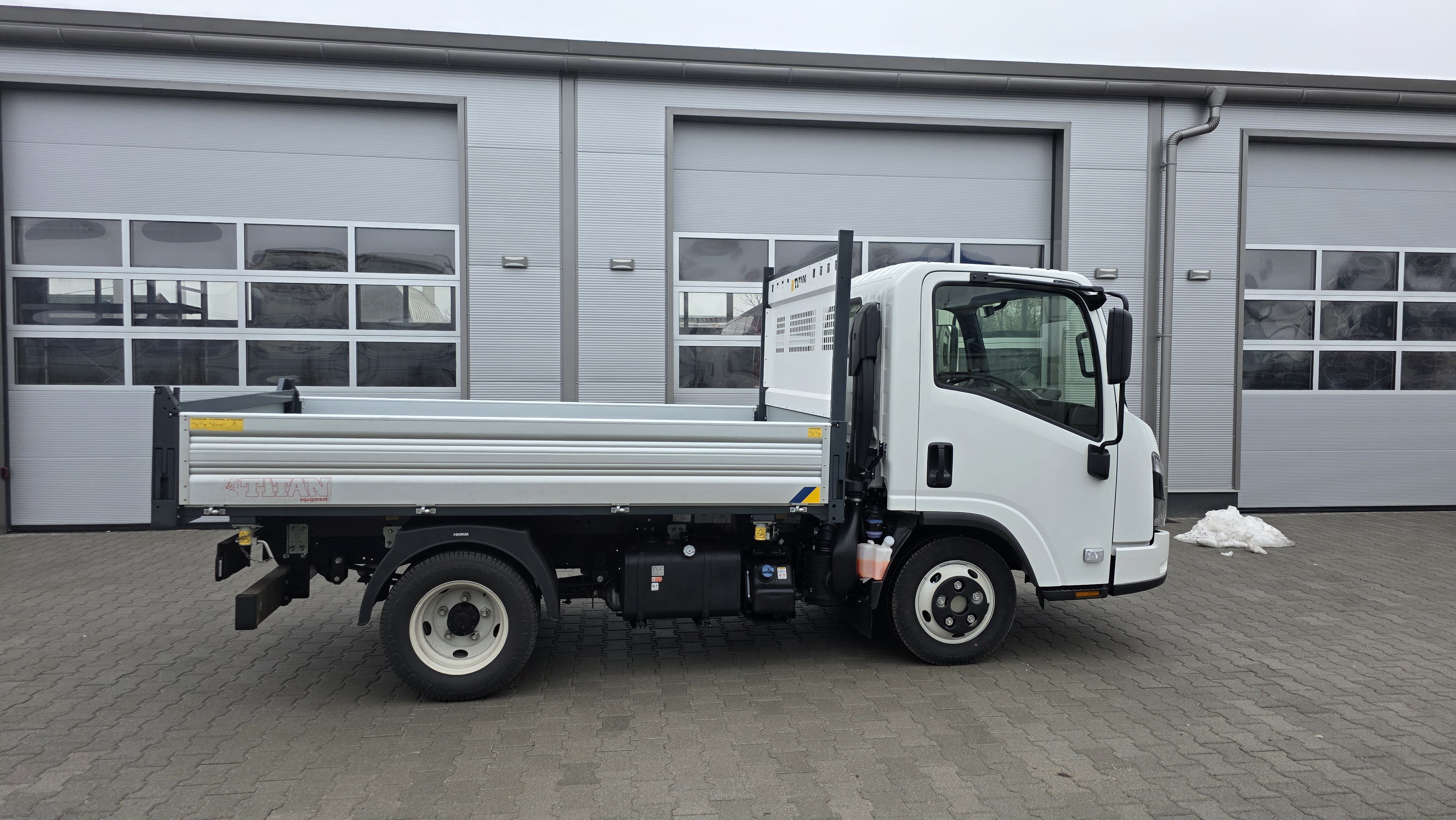 Isuzu M21 billencs ISUZU NLR87 a jarmu teljes jobb oldala