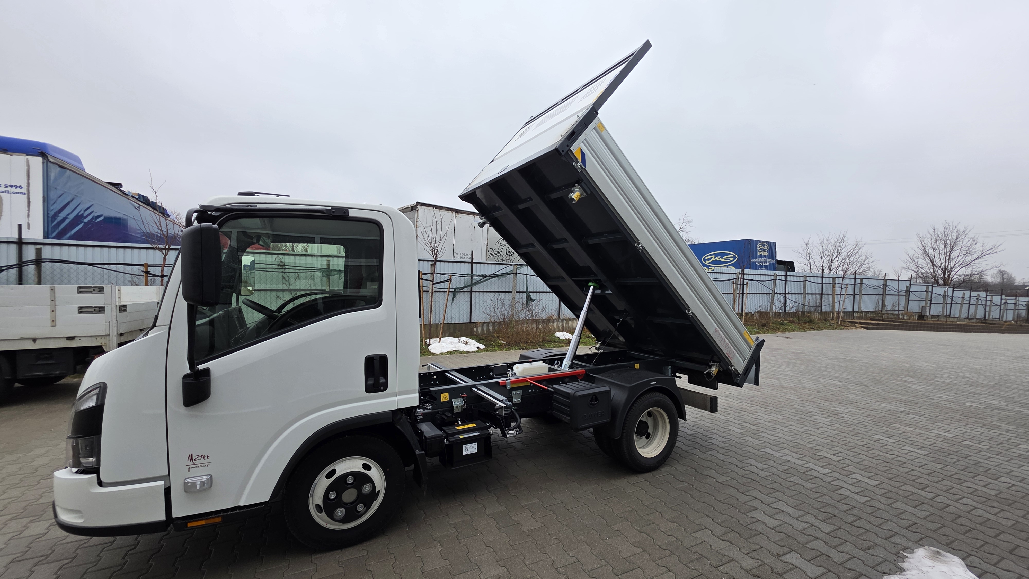 Isuzu M21 billencs ISUZU NLR87 a felepitmeny felbillentve bal oldalrol nezve