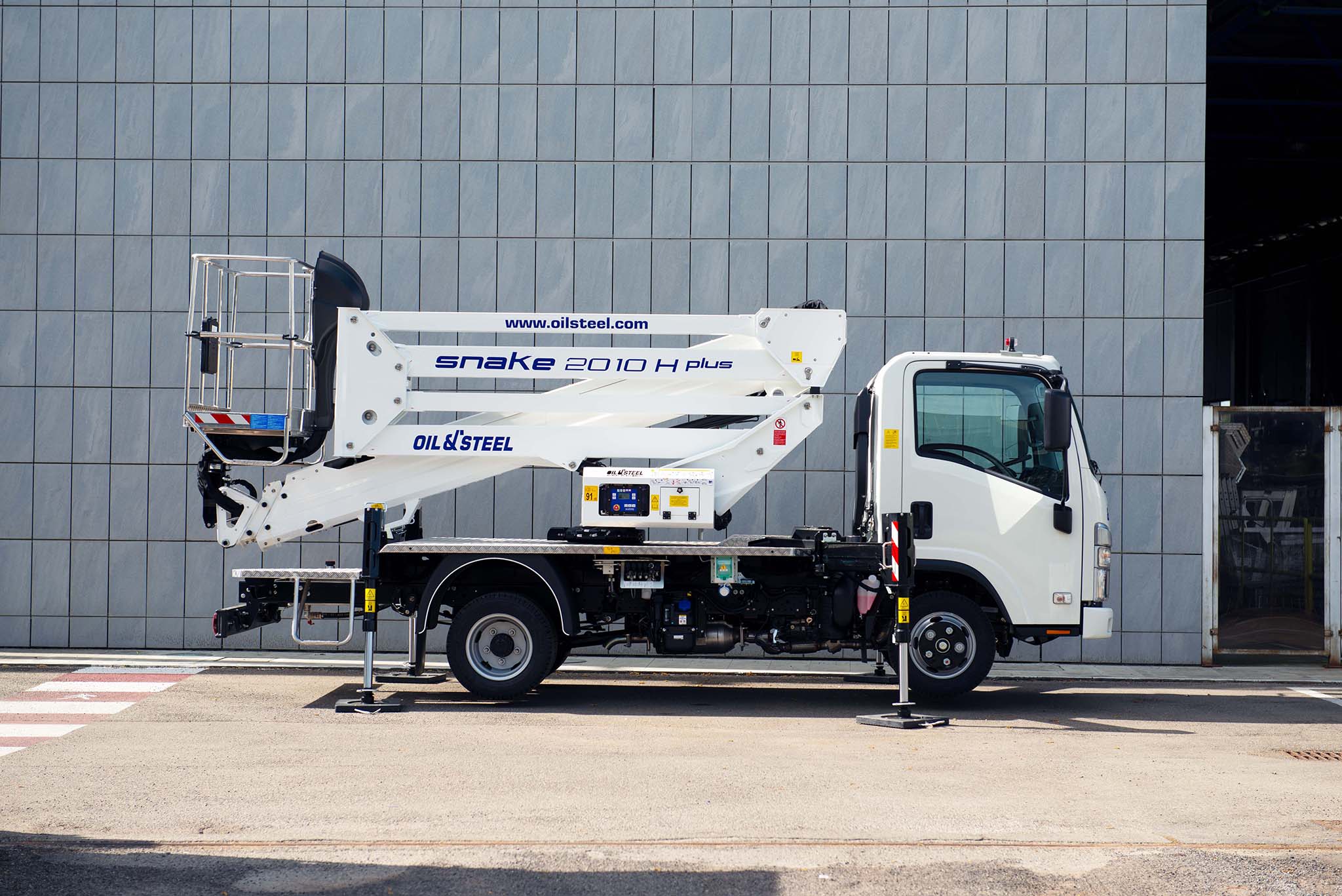 Isuzu M21 Snake 20 Oil&Steel kosaras szemelyemelo csuklogemes mozgo munkaallvany csukott gemszerkezet kitalpalas kezdete