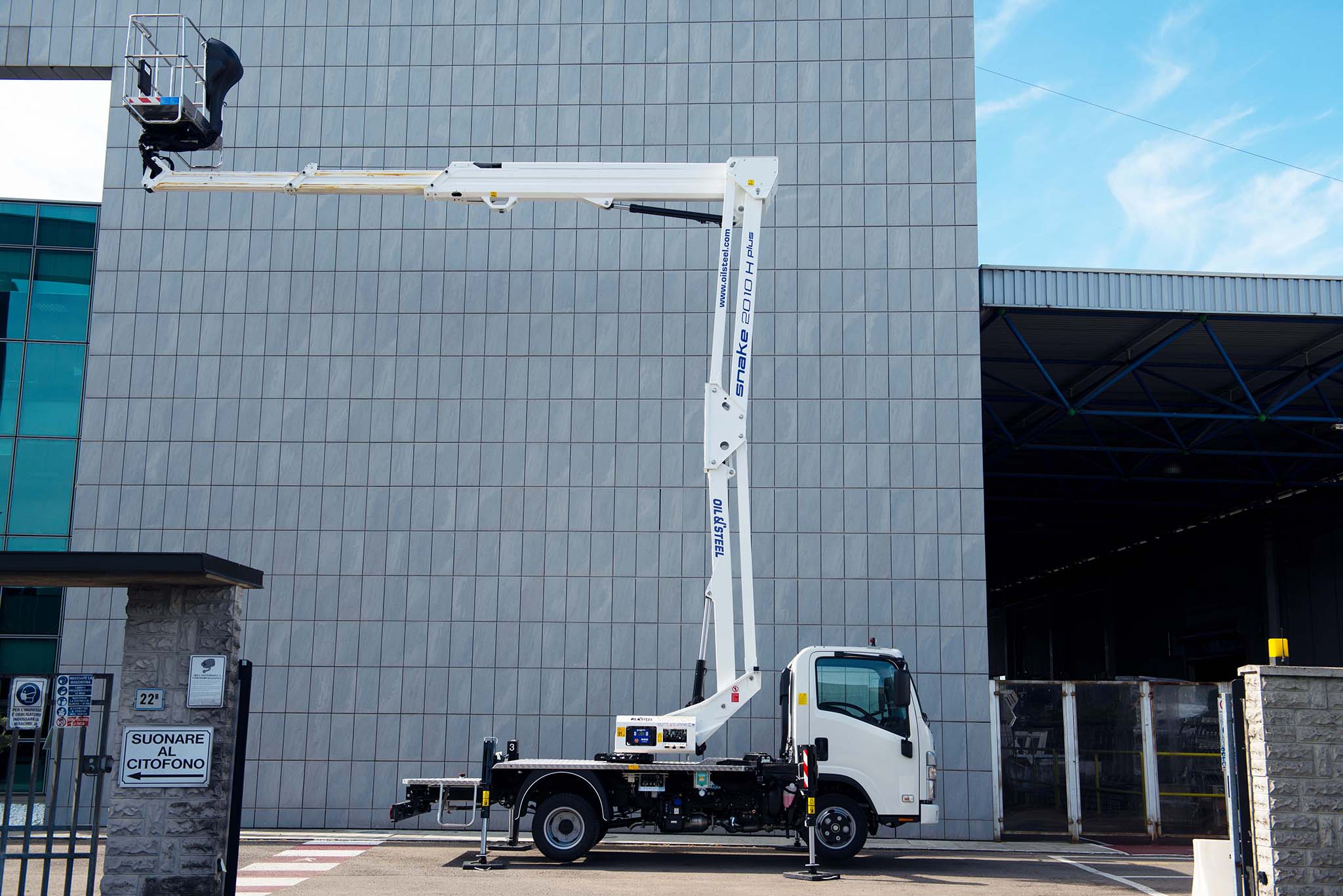 Isuzu M21 Snake 20 Oil&Steel kosaras szemelyemelo csuklogemes mozgo munkaallvany gemszerkezet maximalis hatrafele kinyujtva