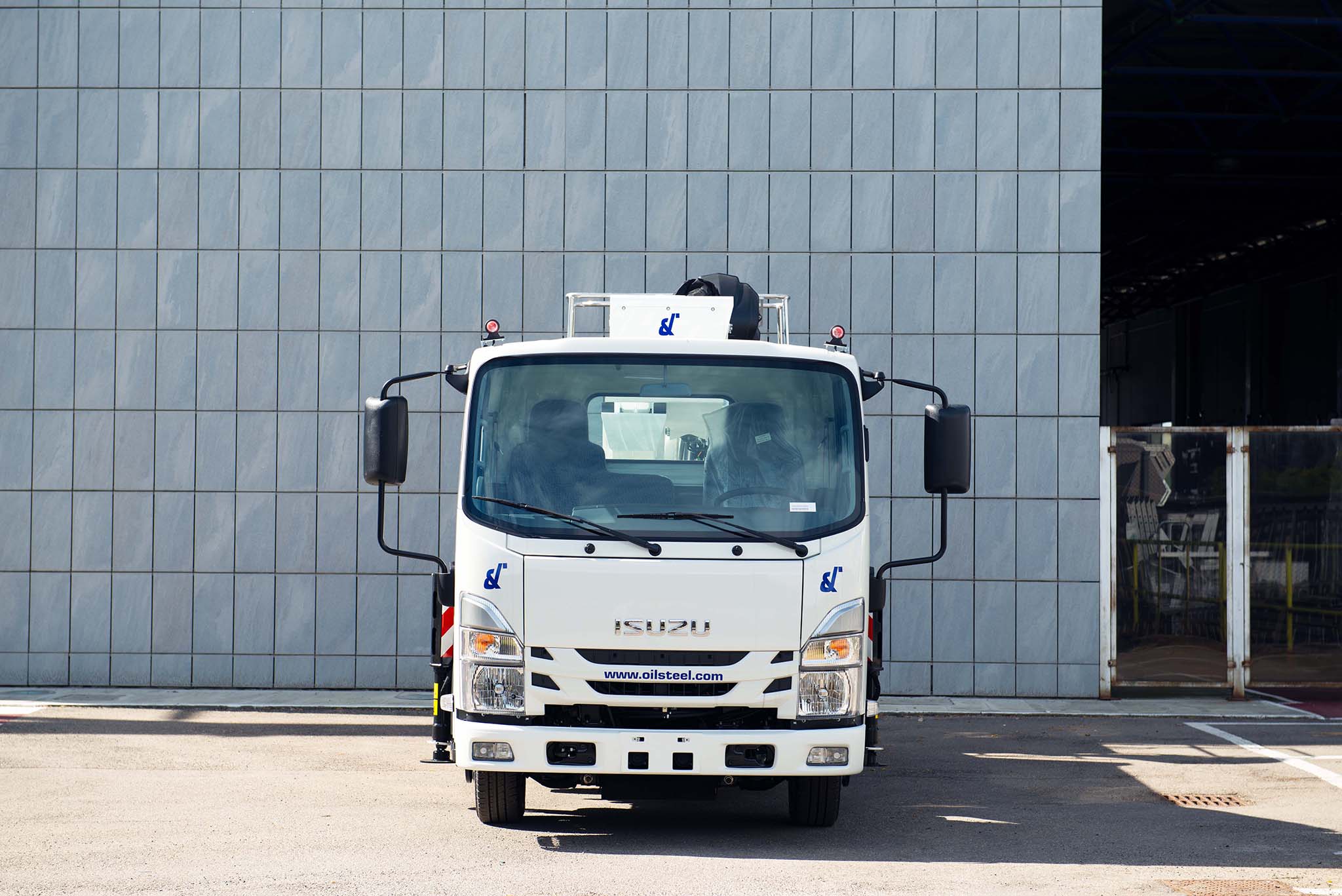 Isuzu M21 Snake 20 Oil&Steel kosaras szemelyemelo csuklogemes mozgo munkaallvany jarmu szembol menetre keszen csukott gemszerkezettel