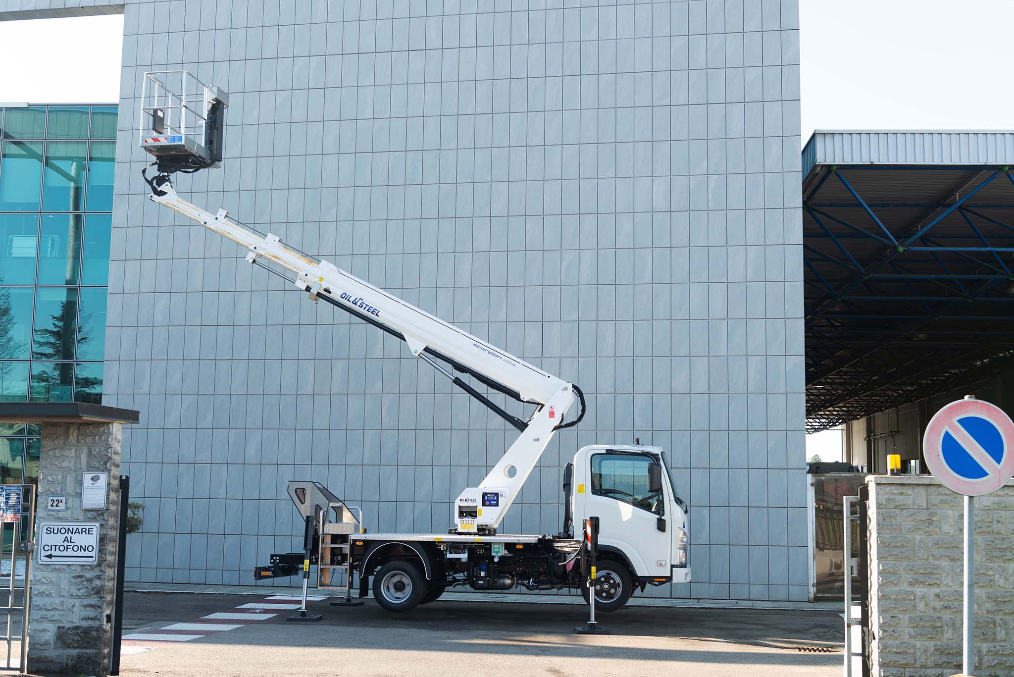 Isuzu M21 Scorpion 20 csuklos kitologemes kosaras szemelyemelp mobil platform mozgo munkaallvany jarmu jobbrol nezve kitalpalva kosar kitolas hatrafele