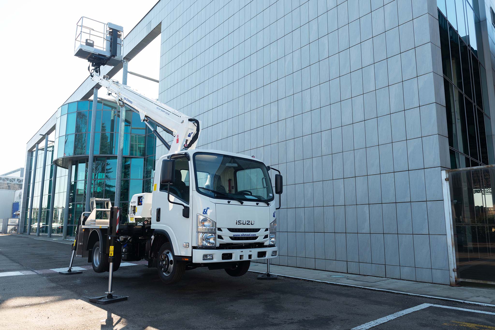 Isuzu M21 Scorpion 20 csuklos kitologemes kosaras szemelyemelp mobil platform mozgo munkaallvany kosar emeles elolrol nezve