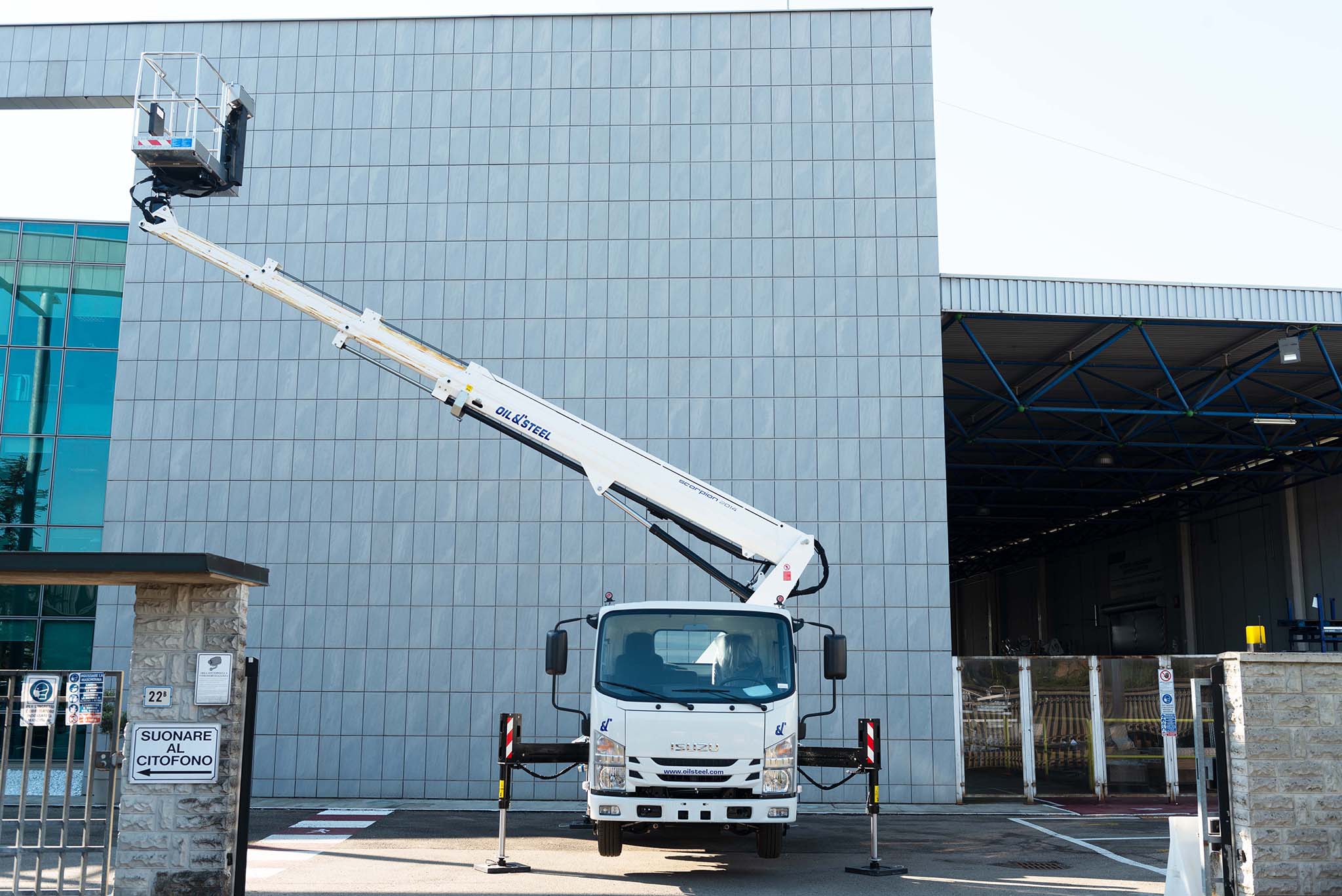Isuzu M21 Scorpion 20 csuklos kitologemes kosaras szemelyemelp mobil platform mozgo munkaallvany jarmu teljesen kitalpalva gemszerkezet jobbra kitolva kosar emelese