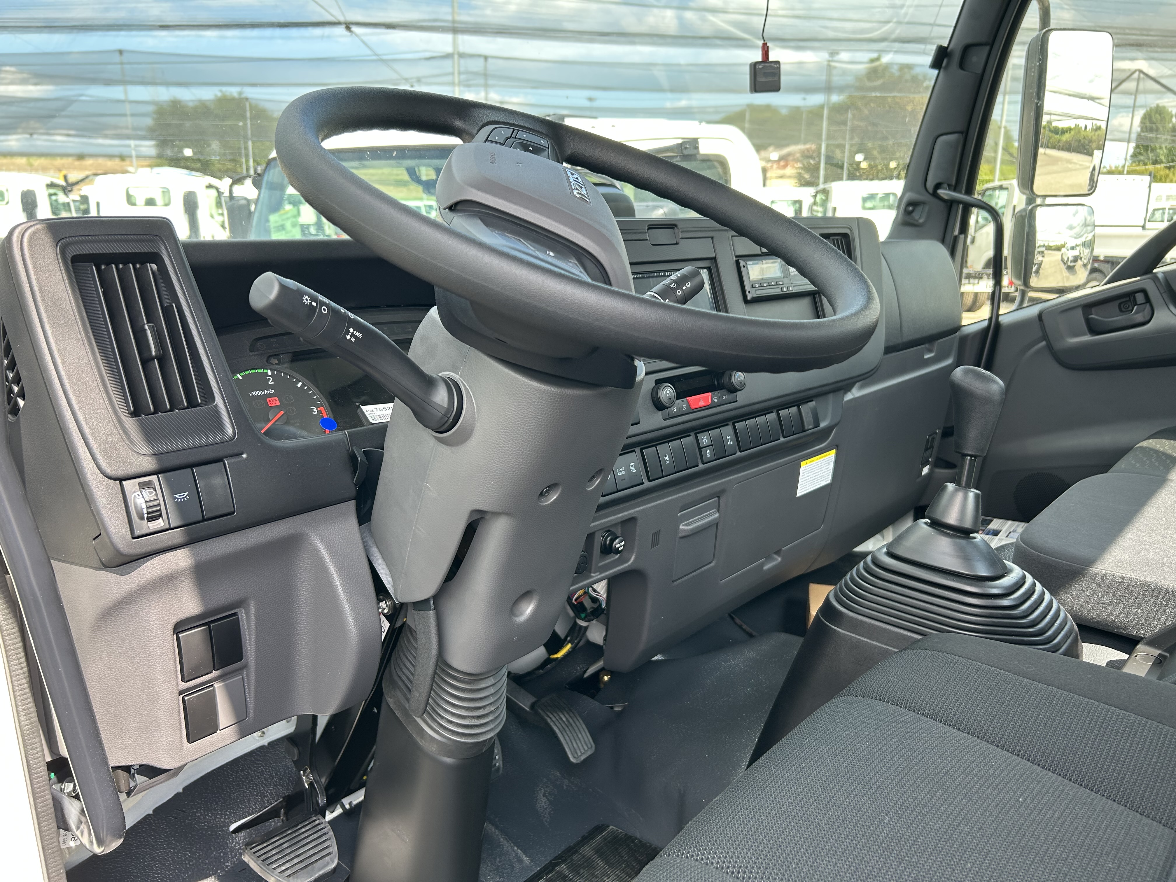 Isuzu F-Series 10 - 14 tonna ossztomegu uj teherautok kormanykerek total