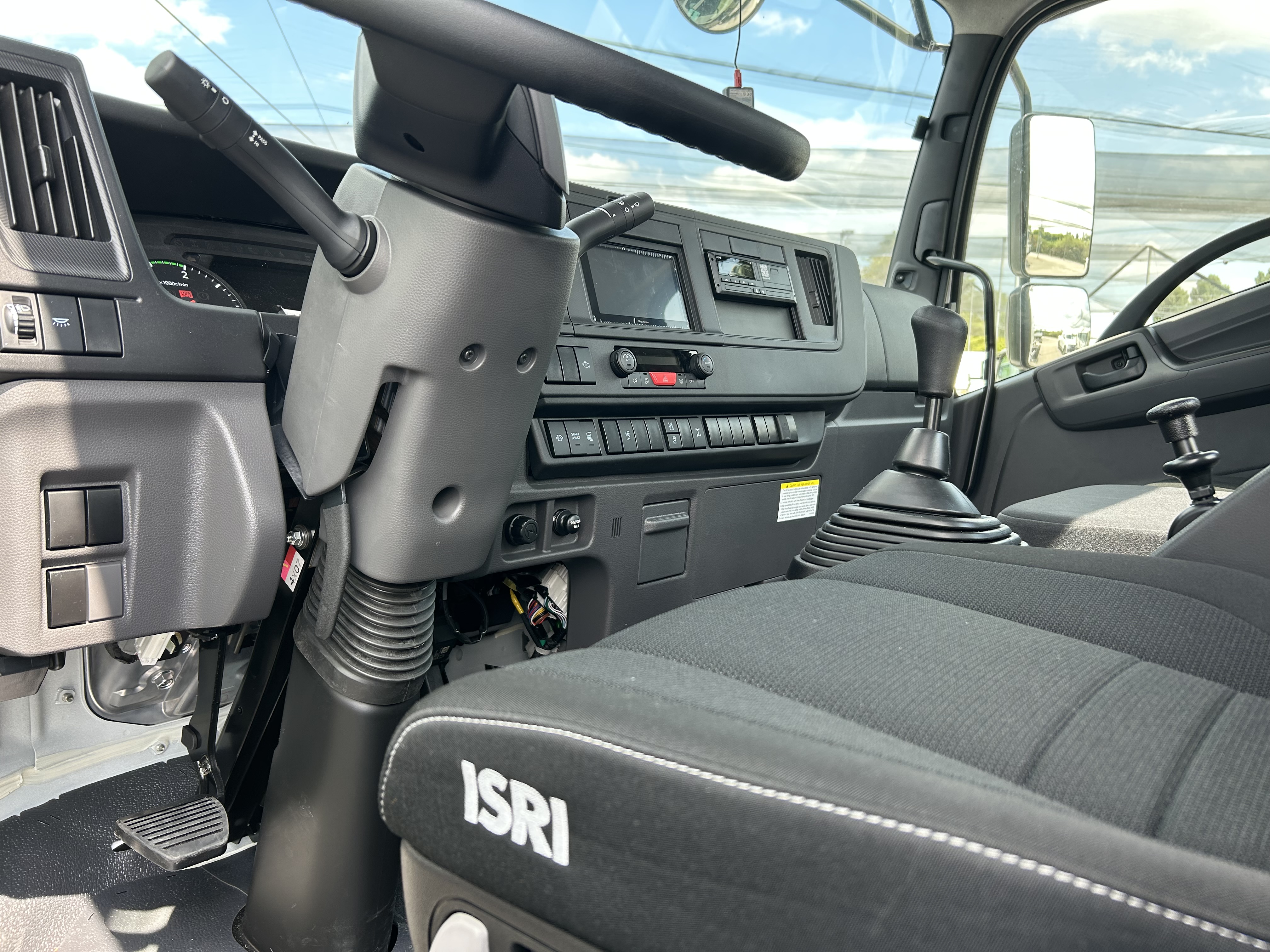 Isuzu F-Series 10 - 14 tonna ossztomegu uj teherautok kormanyoszlop es pedalsor total nezet