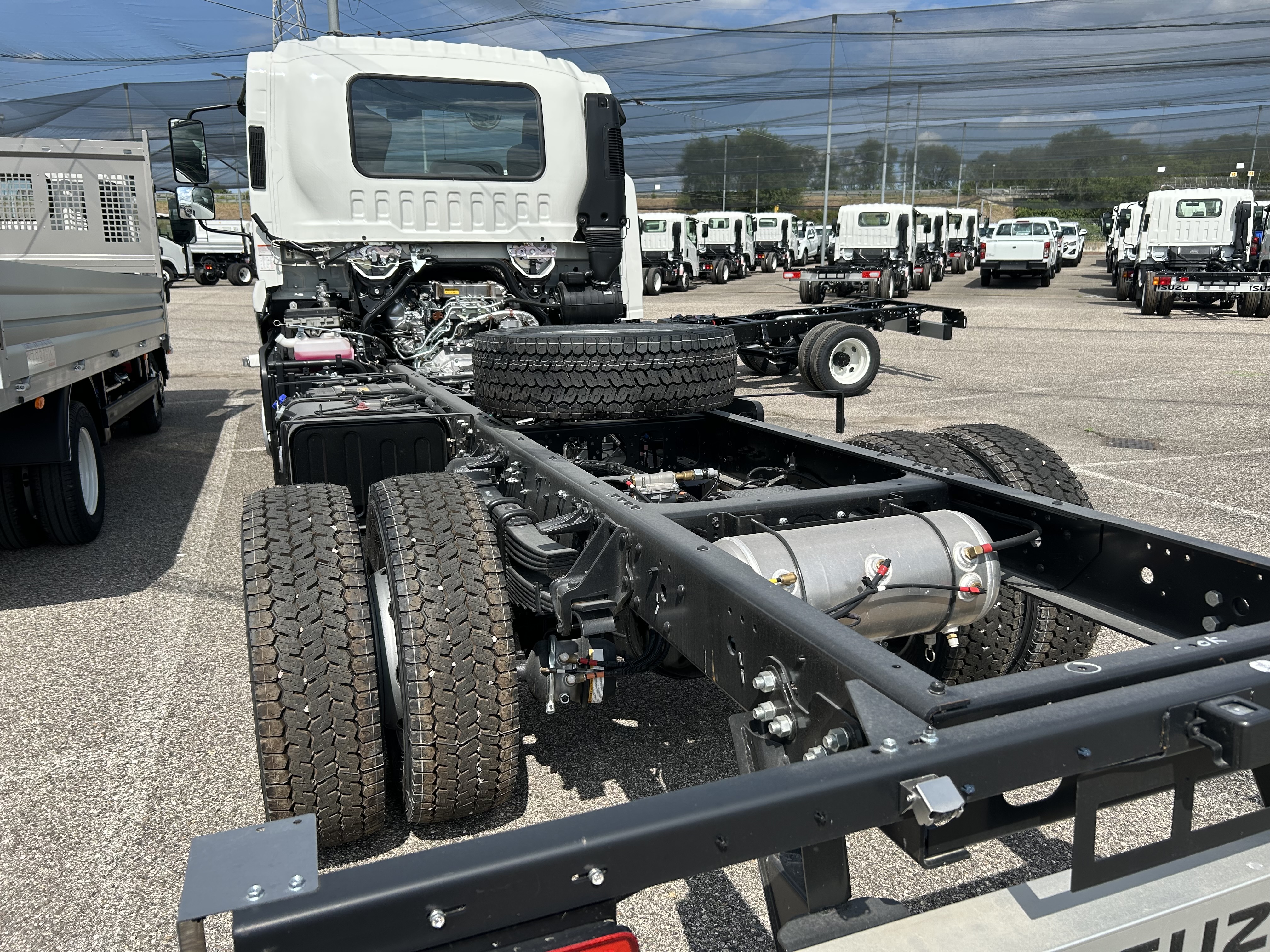 Isuzu F-Series 10 - 14 tonna ossztomegu uj teherautok jarmu alvaz hatulrol total