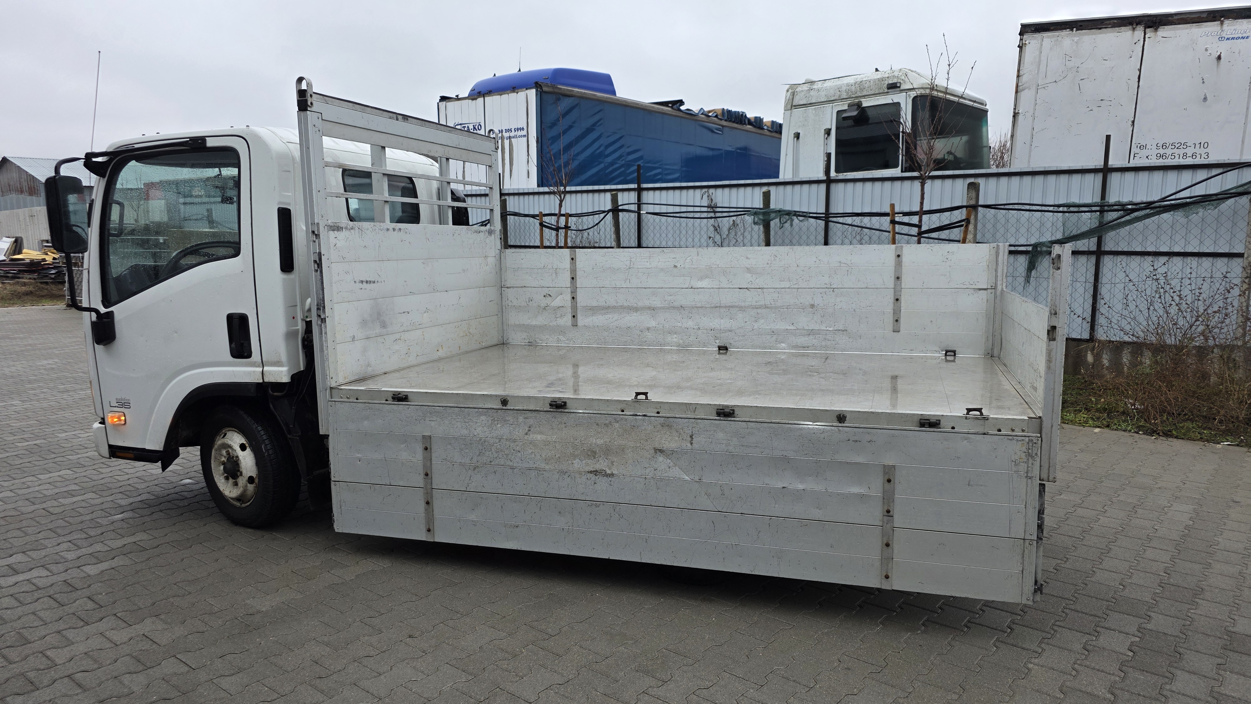 Isuzu NLR85 platos teherauto oldalfal lenyitva