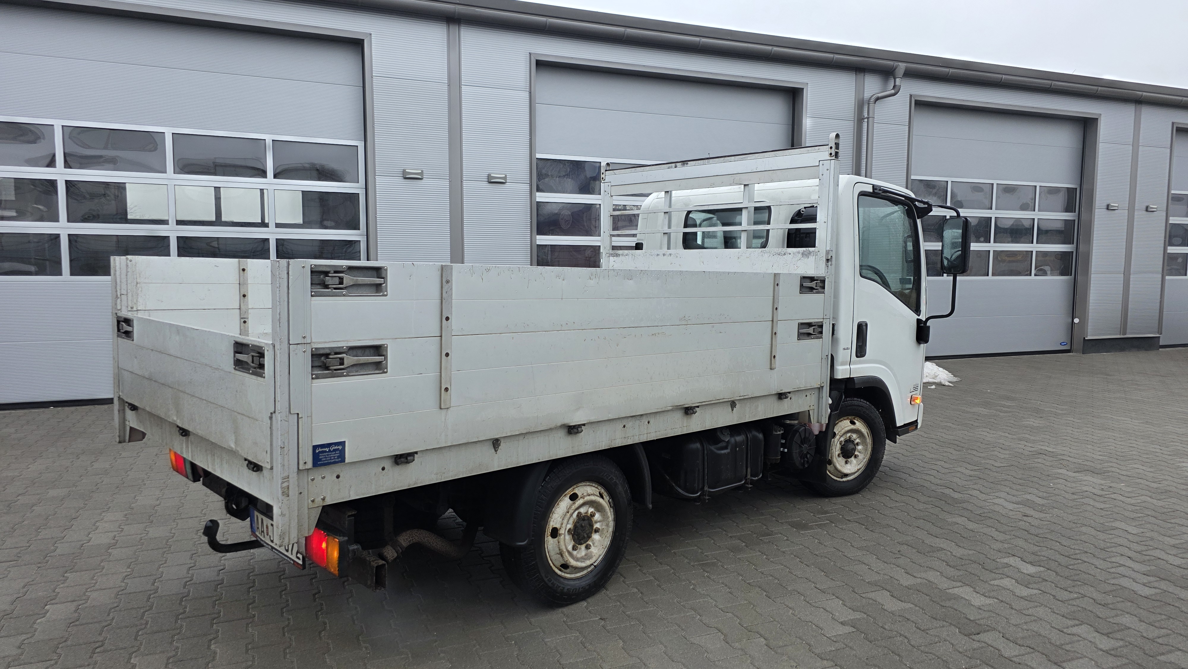 Isuzu NLR85 hasznalt platos teherauto jobb jatulrol nezve